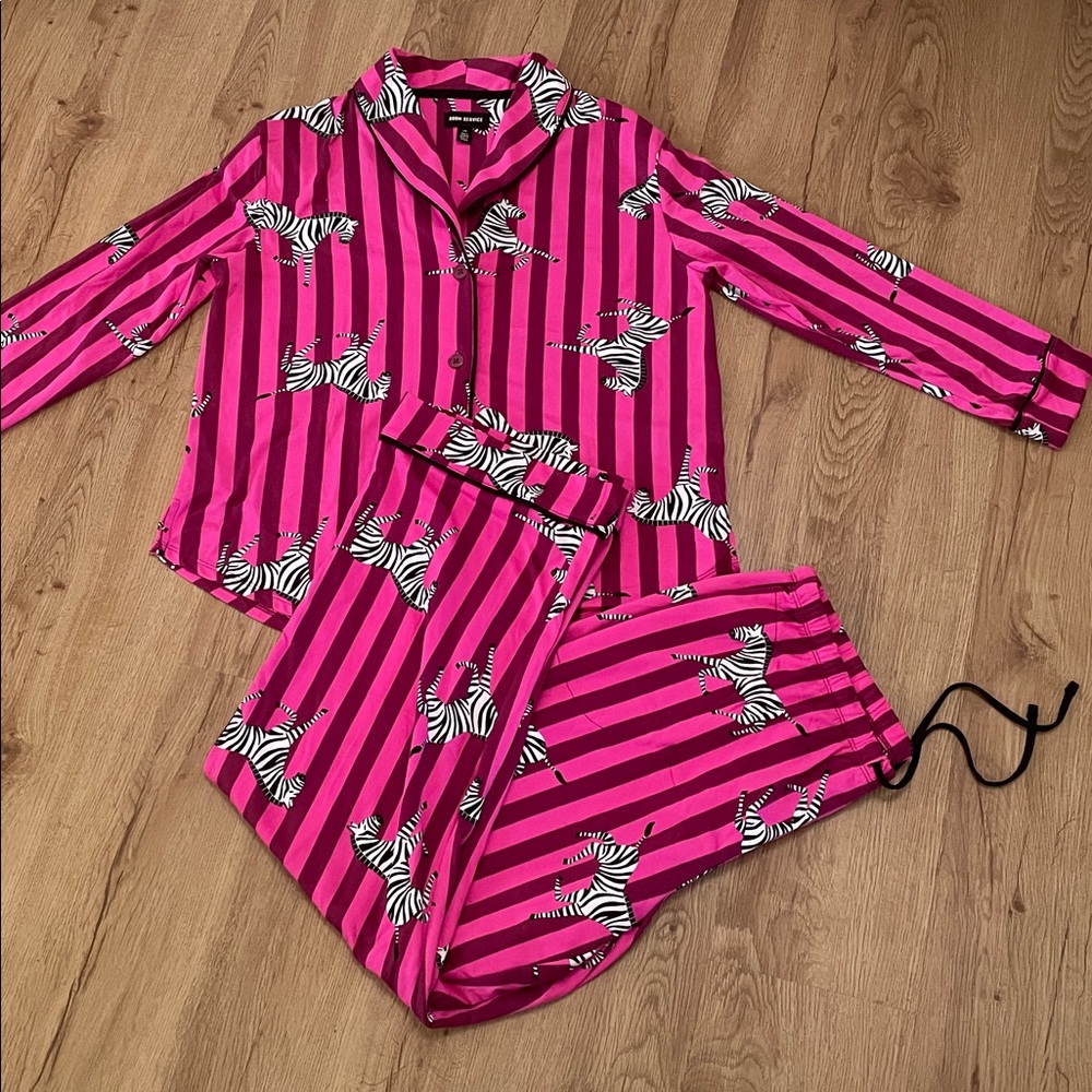 Super Soft Pink Zebra Printed Striped Women’s Pajamas Size Large L brand new NWT